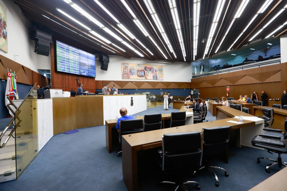 parlamentares presentes na reunião plenária da câmara de bh