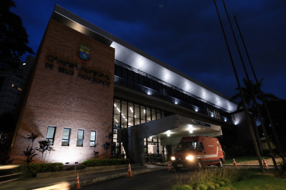 fachada da câmara municipal iluminada na cor prata