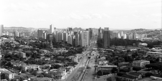 Avenida Afonso Pena, no cruzamento com a avenida Bernardo Monteiro. Ao fundo vê-se a Praça Tiradentes e mais ao fundo o centro da cidade. Ano 1973. Fonte: APCBH/ Fundo ASCOM.