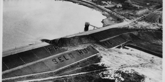 Fotografia da ruptura da barragem da Pampulha. 20/05/1954. Fonte: APCBH/ Fundo GP.