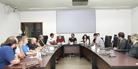 Reunião de lideranças no Colégio de Líderes. O presidente Gabriel Sousa Marques de Azevedo está sentado na cabeceira da mesa