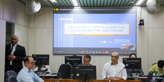 Imagem do Plenário Camil Caran. Ao fundo o painel mostra a capa da apresentação realizada pelos gestores públicos