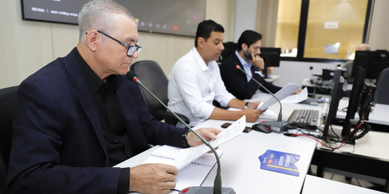 Vereadores Arruda (Republicanos), Leonardo Ângelo (Cidadania) e Diego Sanches (SSD) no Plenário Helvécio Arantes