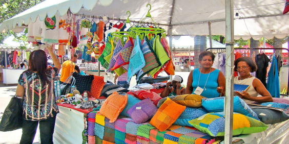 comerciantes expõem produtos em barraca de feira