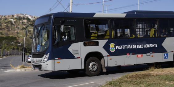Ônibus com a inscrição Prefeitura de Belo Horizonte