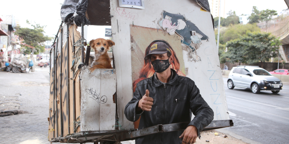 pessoa em situação de rua acompanhada de seu cachorro
