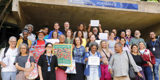 Vereadores e convidados em frente à portaria da Câmara Municipal de Belo Horizonte