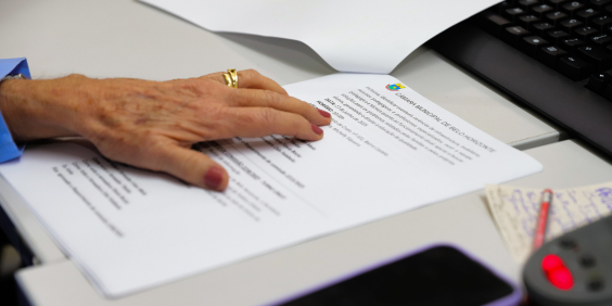 Documento em cima de mesa