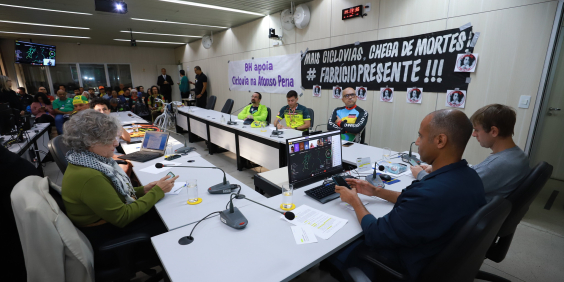 Vereadores e convidados no Plenário Helvécio Arantes
