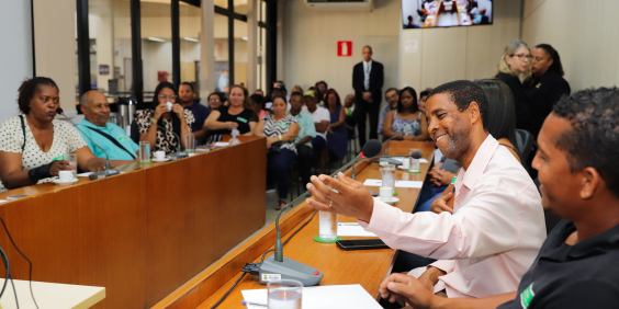 Convidados debatem no Plenário Camil Caram