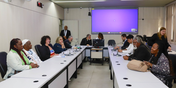 Vereadores e convidados no Plenário Helvécio Arantes