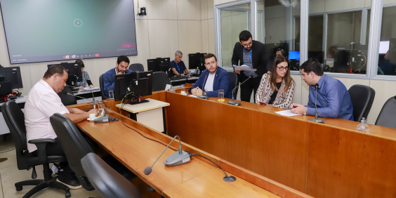 Vereadores e convidados no Plenário Camil Caram