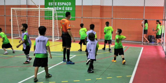 crianças praticam futebol de salão em quadra pública de belo horizonte