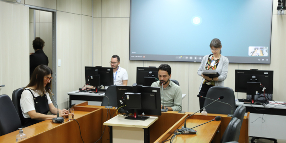 Vereadores em reunião de comissão na CMBH