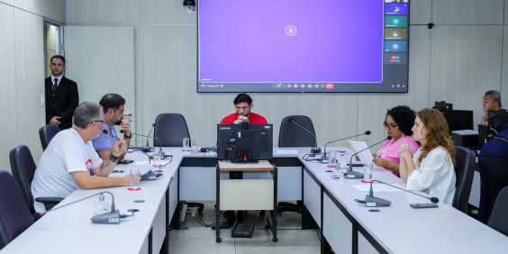 parlamentares presentes em reunião de comissão na Câmara