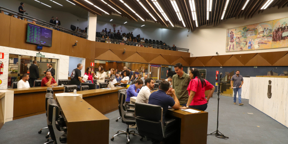 Vereadores conversando durante reunião extraordinária de Plenário