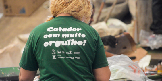 Catadora trabalhando