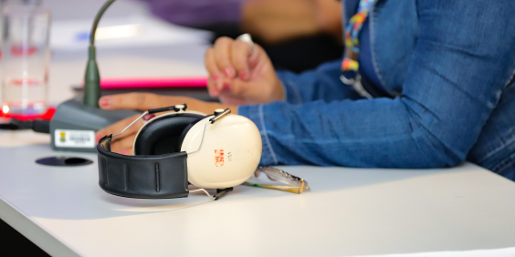 abafador de ruído em cima de mesa em audiência pública na CMBH