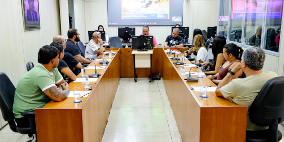 parlamentares e presentes em audiência pública na câmara de bh