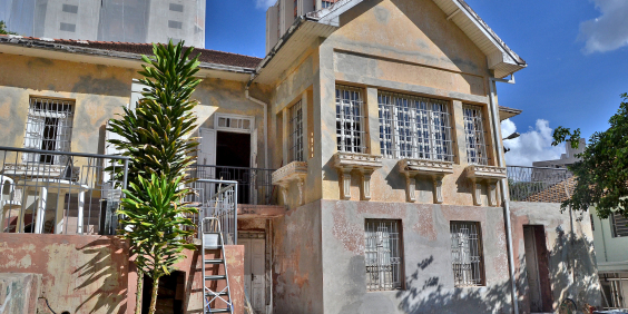 imóvel com fachada histórica sendo restaurado