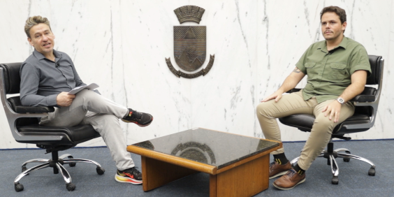 O jornalista Carlos Freitas entrevista o vereador Vile Santos no Plenário Amintas de Barros