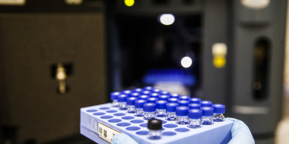 Cientista segura material de laboratório