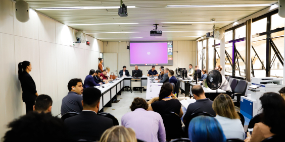 Vereadores e convidados durante audiência pública