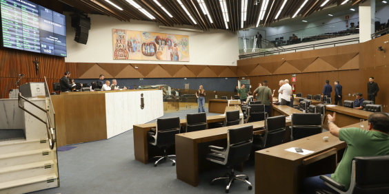 parlamentares presentes na reunião plenária da câmara de bh