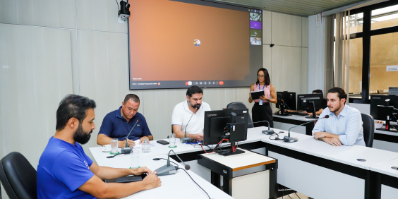 parlamentares presentes em reunião de comissão na câmara de bh