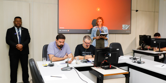 parlamentares presentes em reunião de comissão na câmara de bh