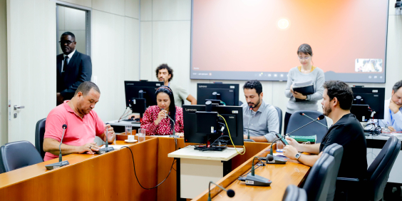 parlamentares presentes em reunião de comissão na câmara de bh