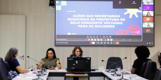 Fotos de vereadoras e convidadas sentadas à mesa durante apresentação