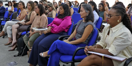 grupo de mulheres sentadas em cadeiras