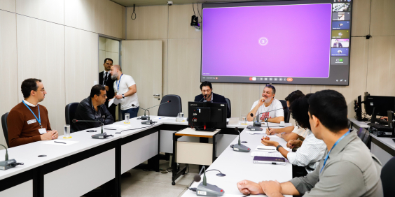 parlamentares e participantes presentes em audiência pública na câmara municipal de bh