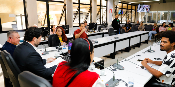 parlamentares e participantes presentes em reunião na câmara municipal de bh