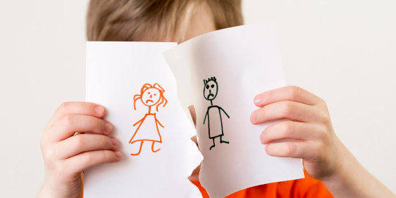 criança segura papel com desenhos