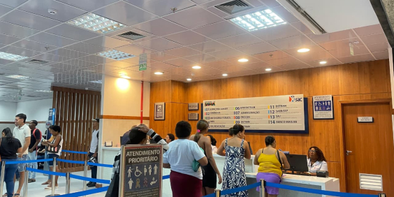 pessoas em fila de atendimento prioritário