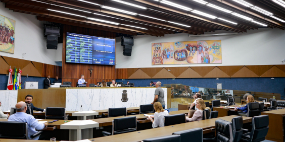 Vereadores reunidos no Plenário durante votação