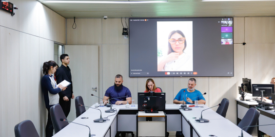 parlamentares presentes em reunião de comissão
