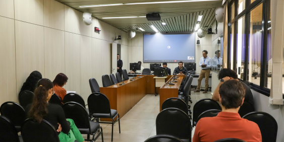 parlamentares e participantes presentes em reunião de comissão