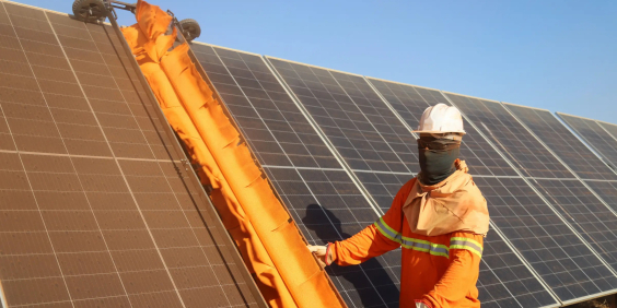 homem realiza instação de painel solar em teto
