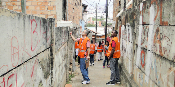 fiscal da prefeitura de belo horizonte percorrem vila do município