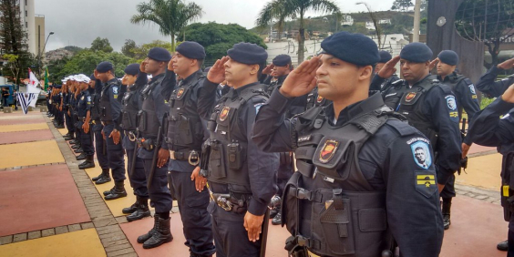 agentes de segurança enfileirados