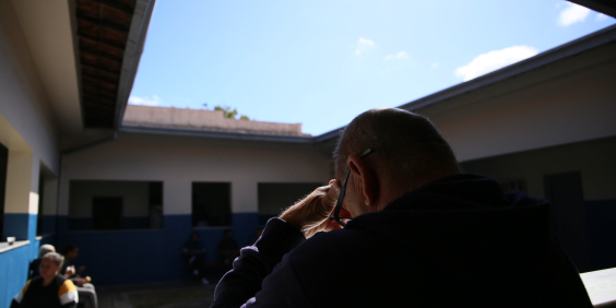 Pessoa de cabeça baixa no Centro de Referência em Saúde Mental Barreiro