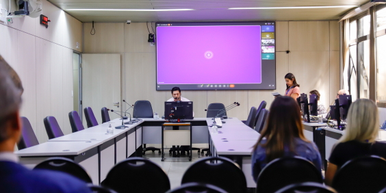 parlamentares presentes em reunião de comissão na câmara de bh