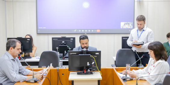 Vereadores da Comissão processante no Plenário Camil Caram