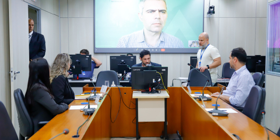 Vereadores e convidados no Plenário Camil Caram