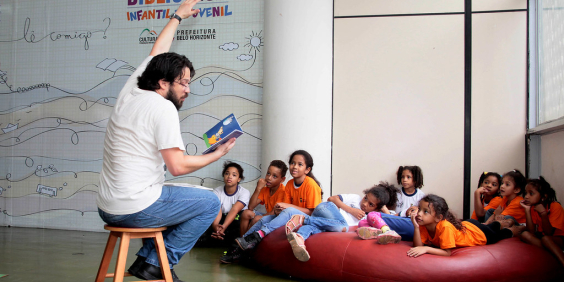 Alunos da educação infantil ouvem história lida por educador