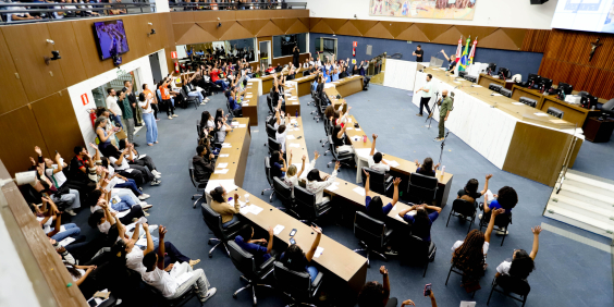 Membros do Parlamento Jovem no Plenário Amintas de Barros