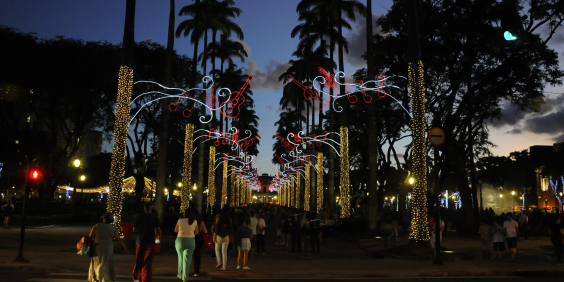 Praça da Liberdade com iluminação natalina